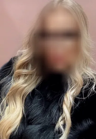 Julia, 32