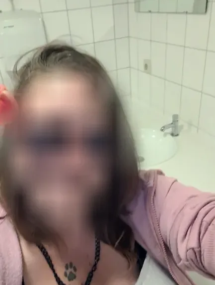 Lara, 33