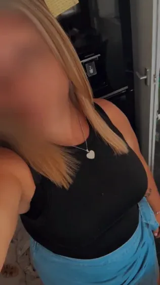 Nina, 28